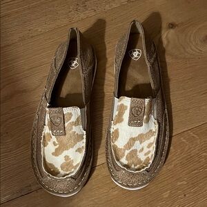 Ariat Tan and Cream Cowhide Slip-Ons
Never worn, brand new. No box.